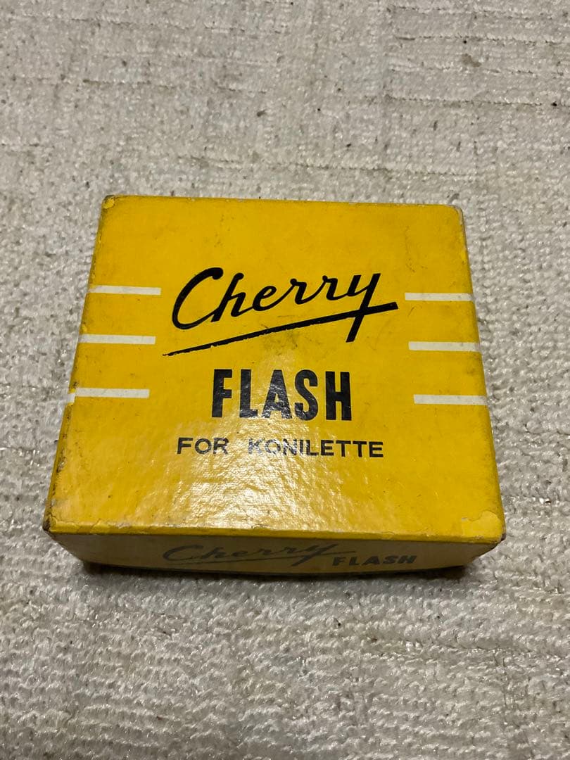 蛇腹式カメラ／コニレット　小西六写真工業株式会社。【取扱説明書と専用フラッシュ】