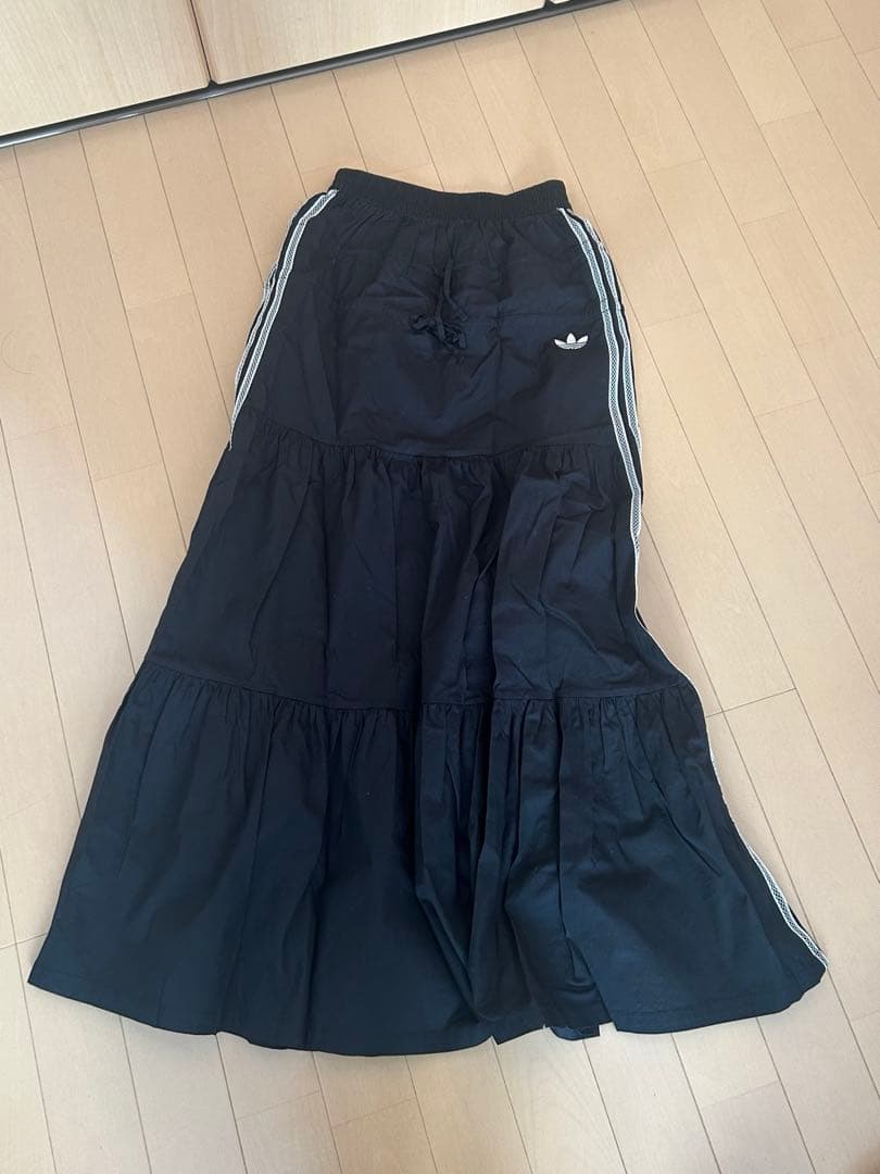 adidas ブラック ティアードスカート