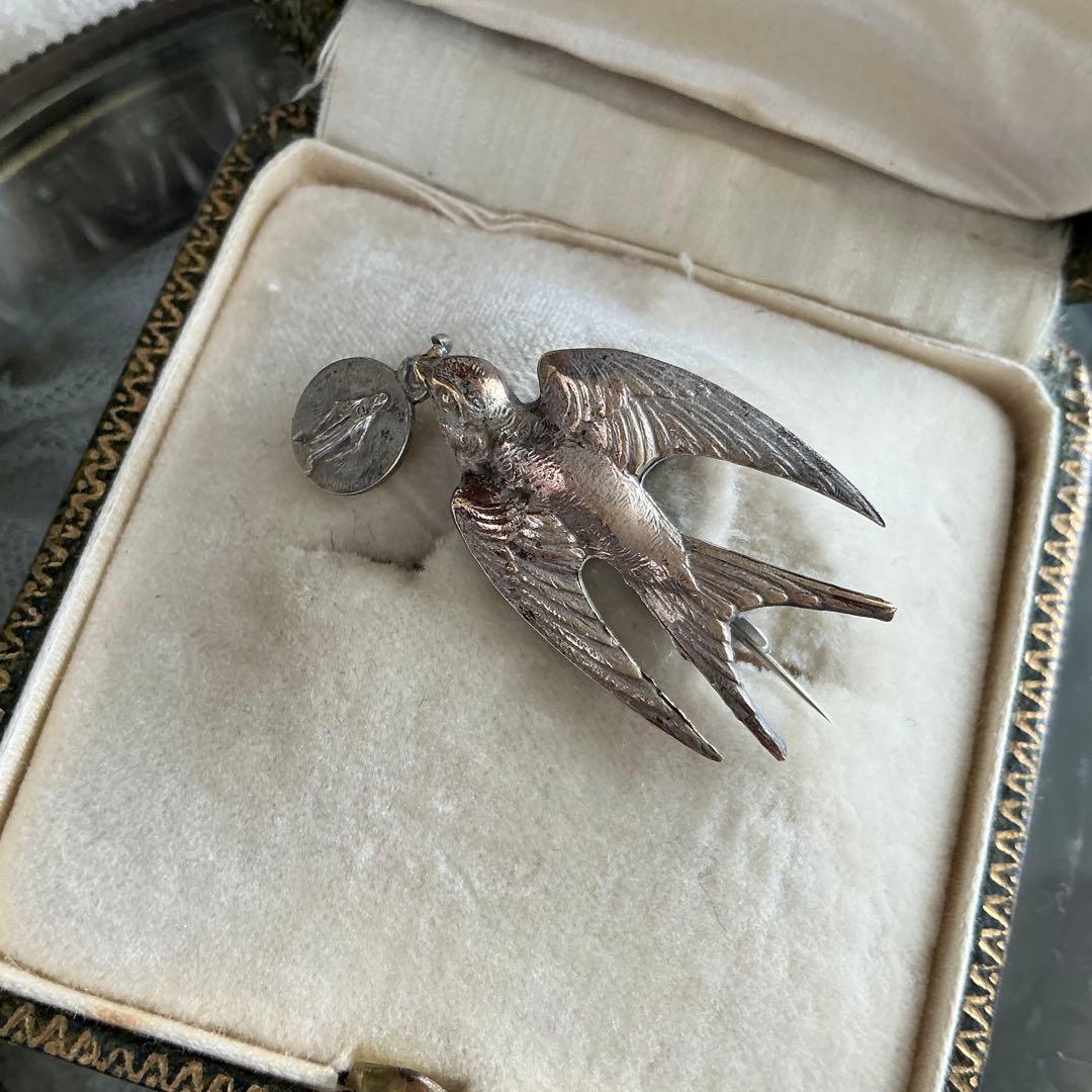 ♡２点♡　フランスアンティーク　つばめ　小さなブローチ　BEBE　べべ　メダイ