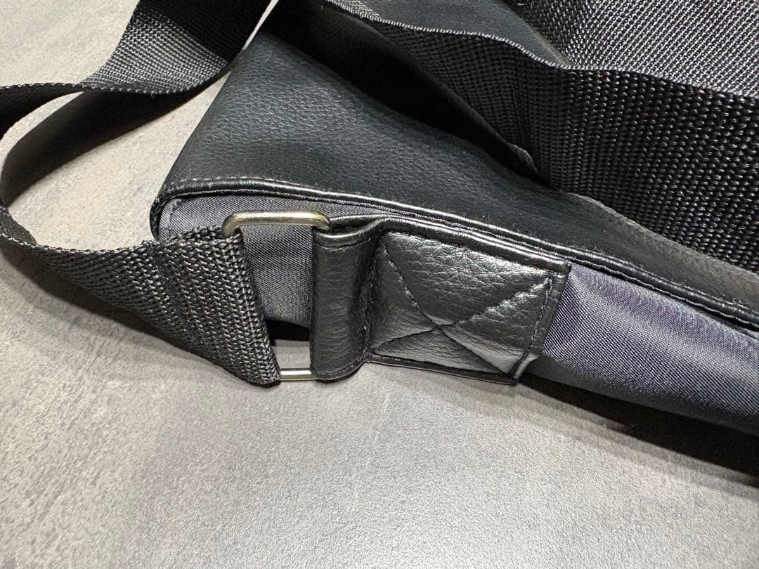 ☆男女兼用☆GIORGIO ARMANI メッセンジャーバッグ　レザーA4収納