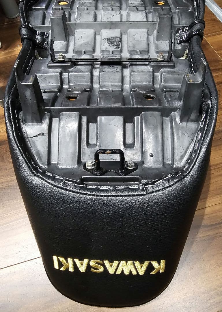 カワサキ　バリオス　バリオス1型　特注オーダー　　チョビ三段シート　カワサキ刺繍