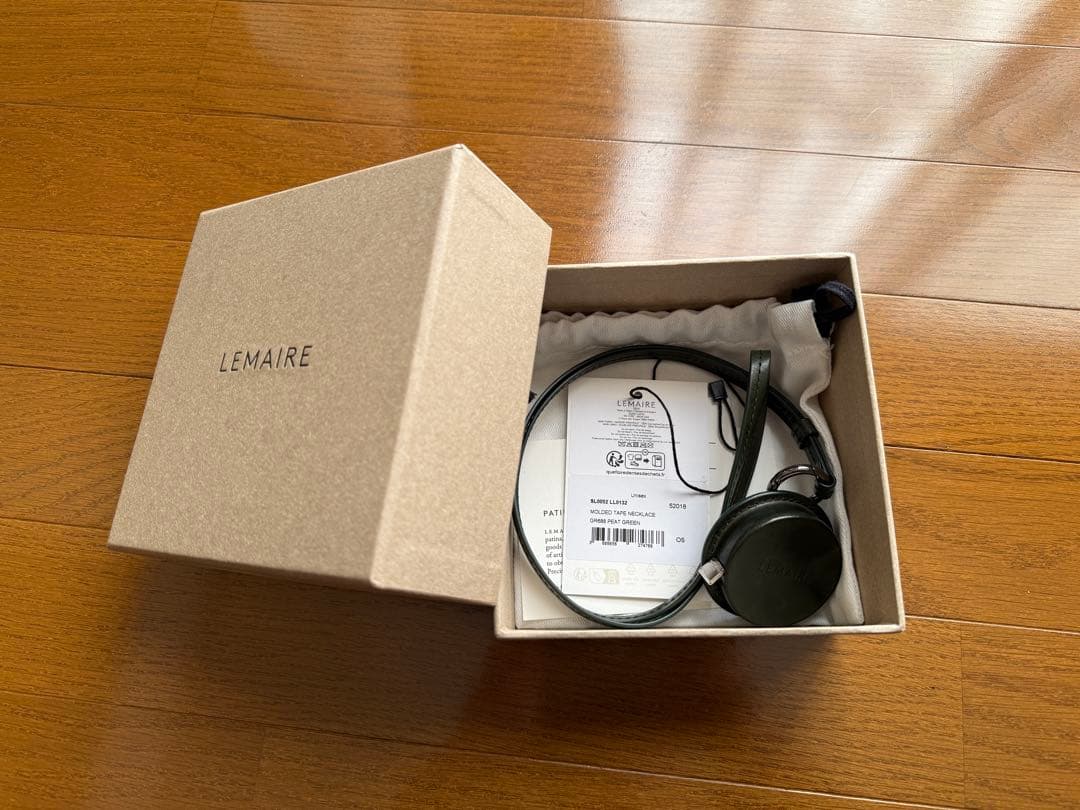 アクセサリー LEMAIRE MOLDED TAPE NECKLACE PEAT GREEN