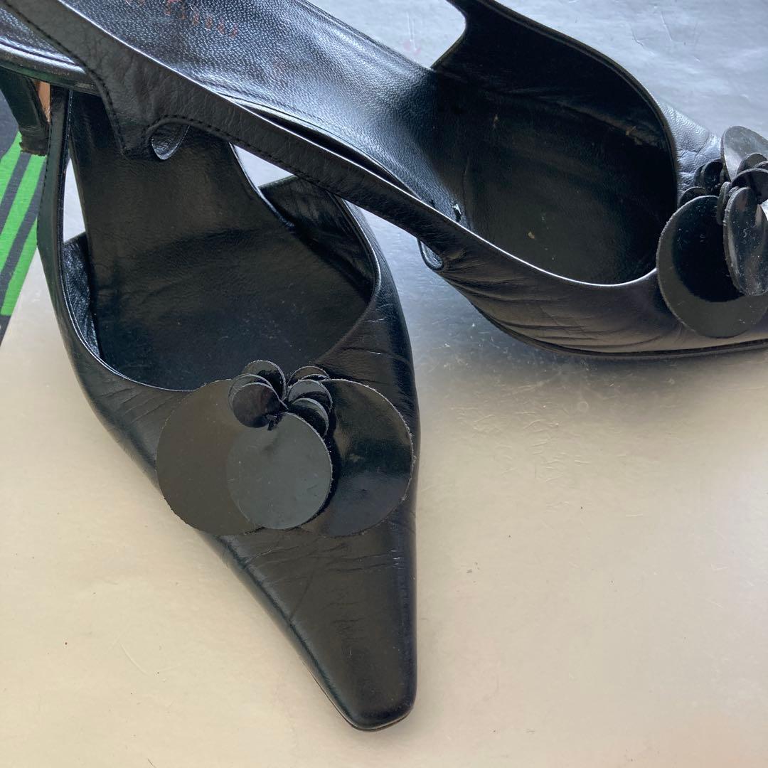 黒いレザーミュール フラワー装飾 ミュウミュウ