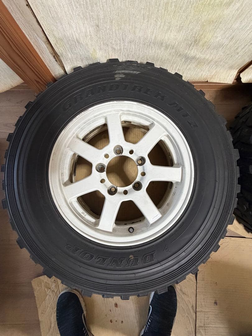 ダンロップ7.00MT2。16インチ ホワイト7スポークタイヤホイールセット