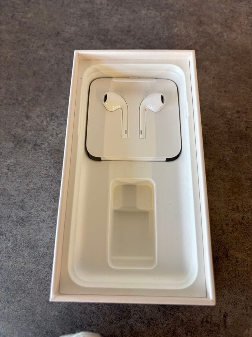 Apple iPhone 8 ゴールド 本体とEarPods付き