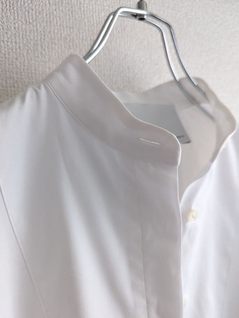 【良品】TICCA スタンドカラー　スキッパープルオーバー　ブラウス白