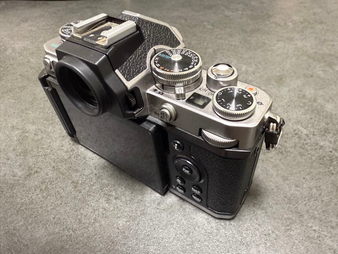 Nikonミラーレス一眼　Z fc レンズキット　シルバー　シャッター回数61回