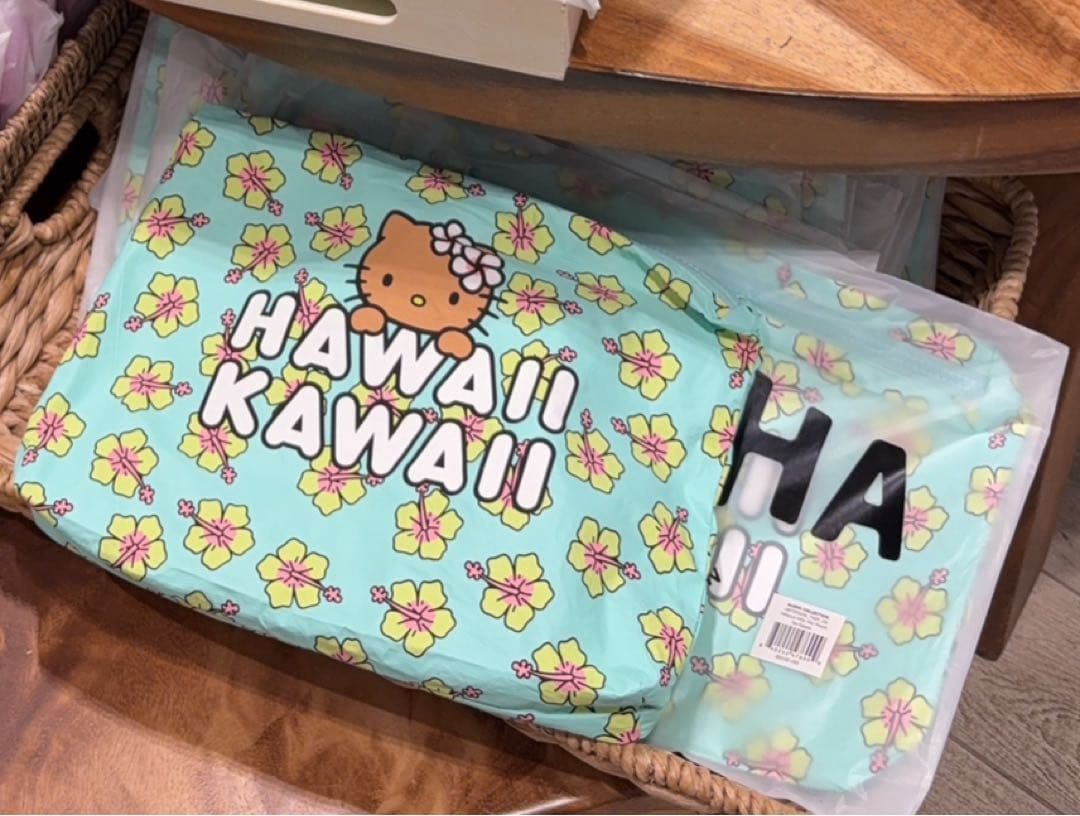 アロハコレクション ×ハローキティ ポーチ　ハワイDFS限定