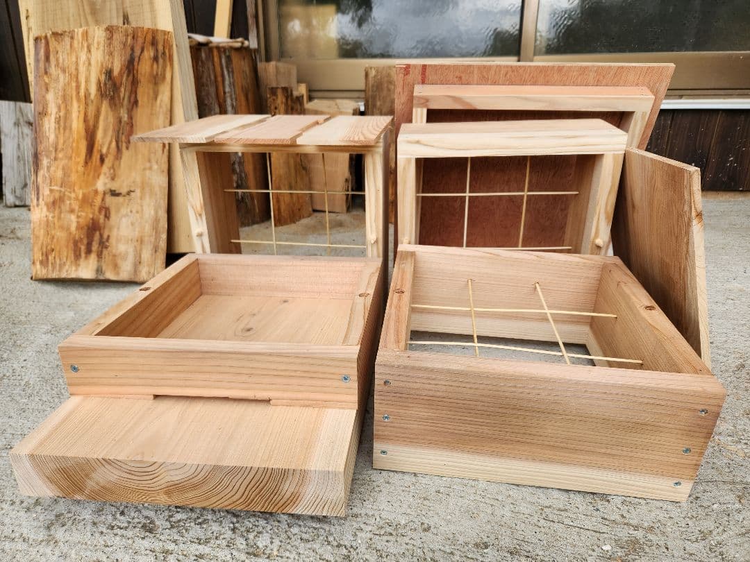 熟練大工作製、柾目板使用で重箱の節抜けの心配なし、日本蜜蜂３段重箱式巣箱