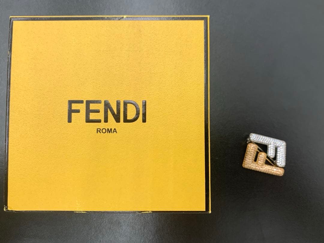 フェンディ エフイズフェンディ　ブローチ