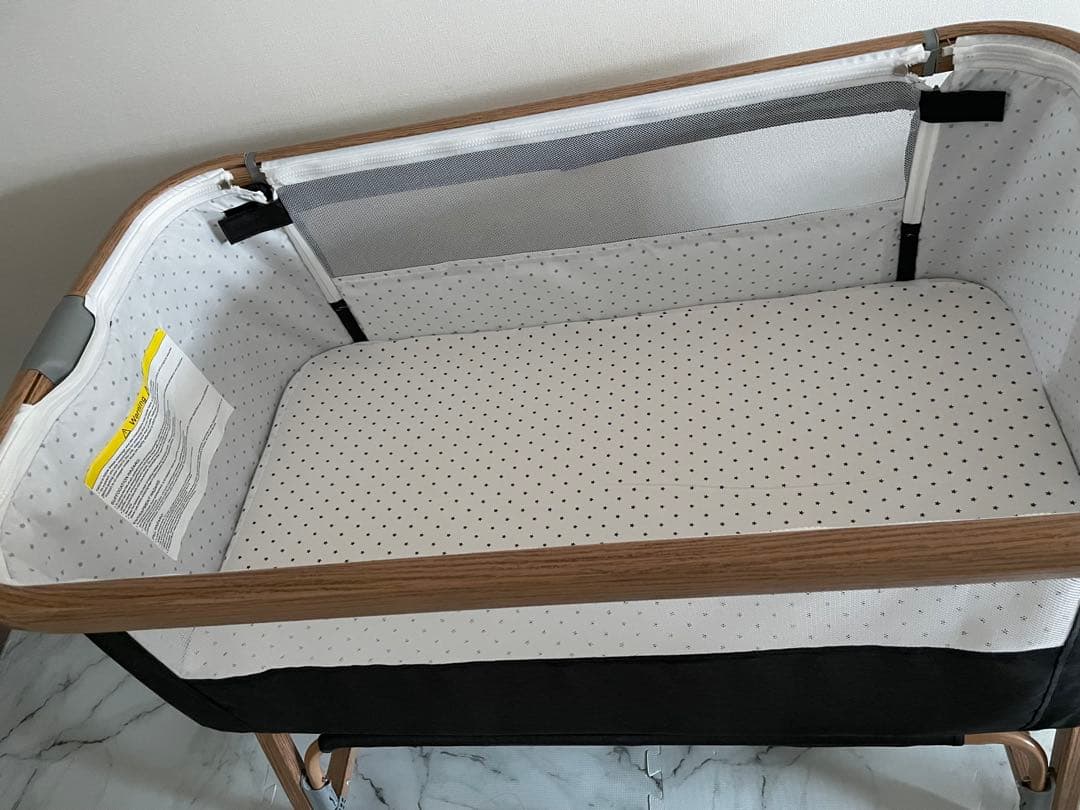 グレーのベビーベッド 高さ調整可能