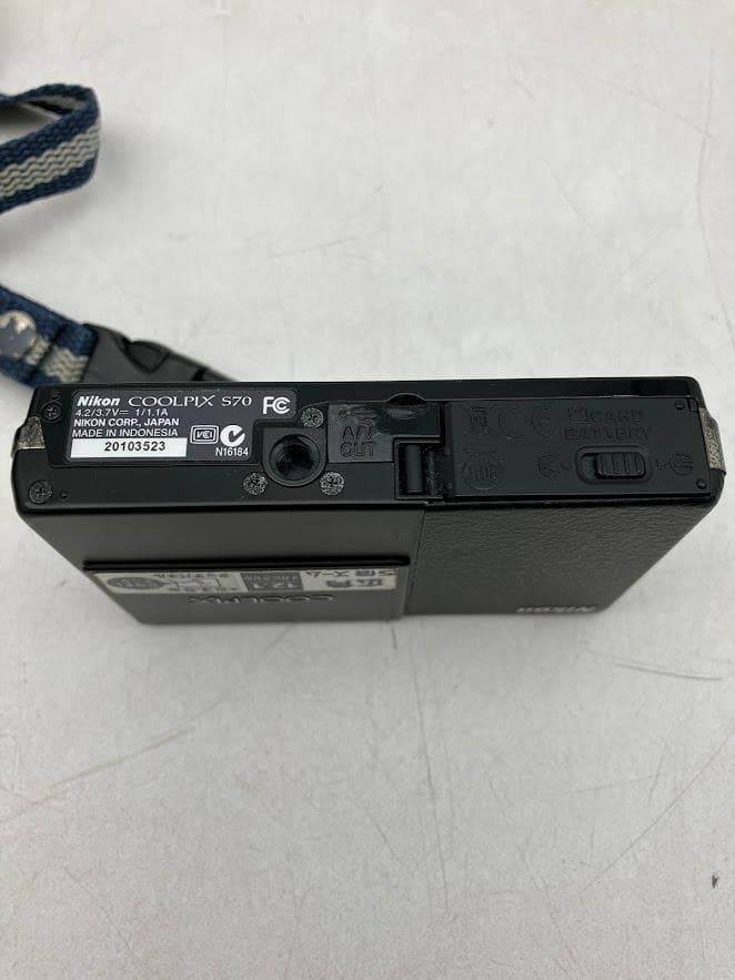 Nikon COOLPIX S70 本体と付属品