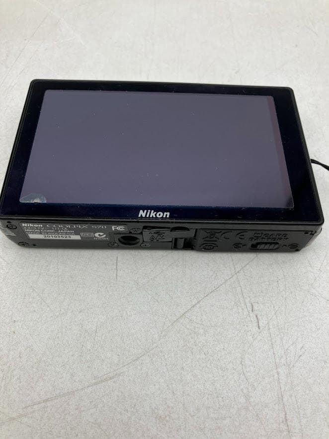 Nikon COOLPIX S70 本体と付属品