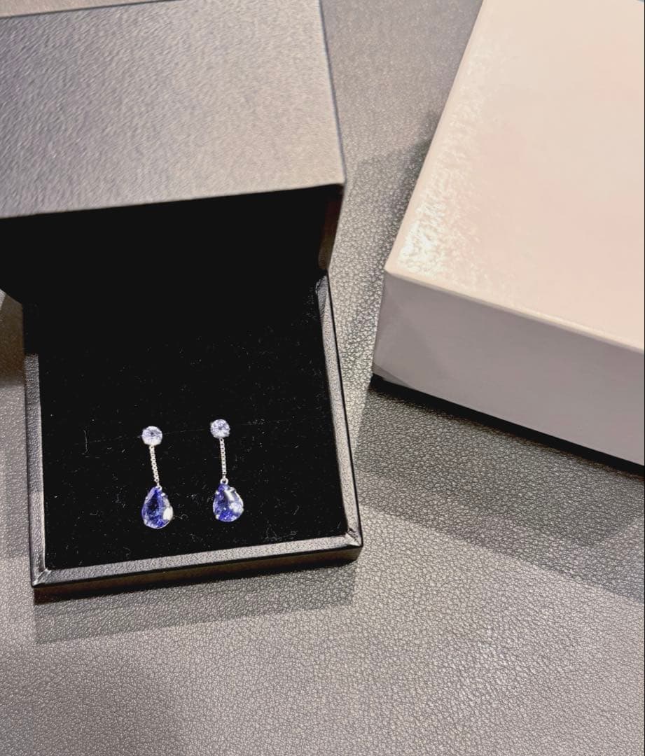 【さくらんぼ】K18WGタンザナイト2.2ctピアス　定価６万円