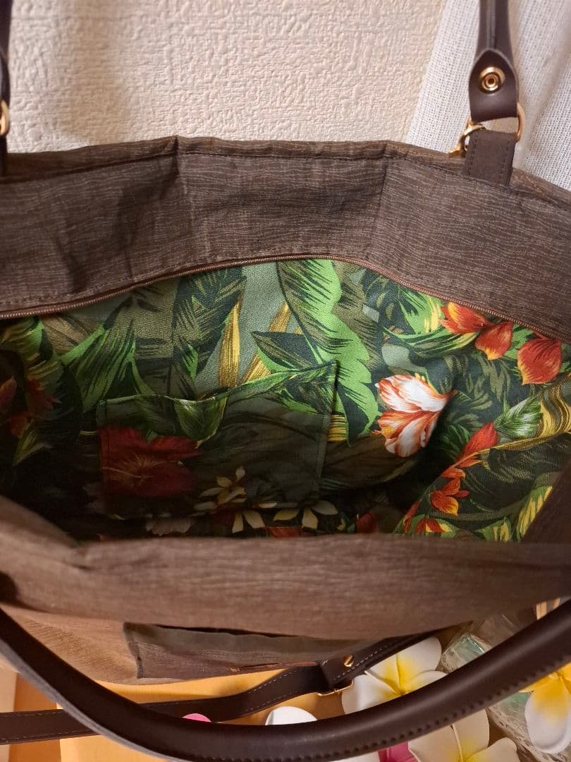 ハワイアンキルト　大きめ横長　バッグ　バス　2WAY　革タグチャーム付き