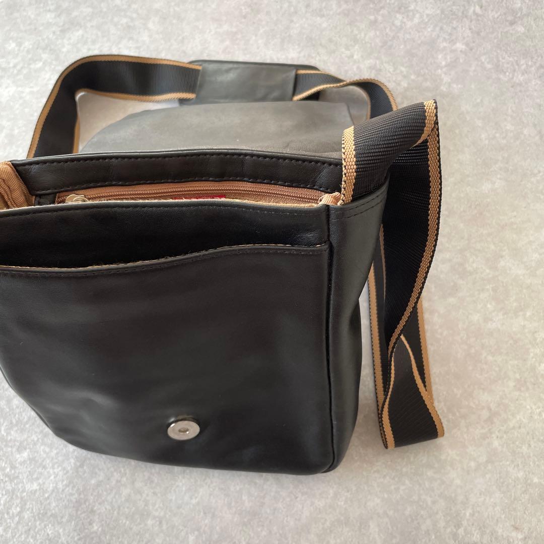 美品 ブリー BREE フラップショルダーバッグ ブラック