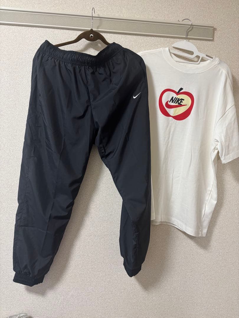 NIKE リンゴロゴTシャツと黒パンツセット