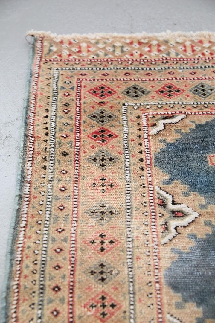 ヴィンテージラグ　トライバルラグ　パキスタン産（113×78cm）青　ベージュ