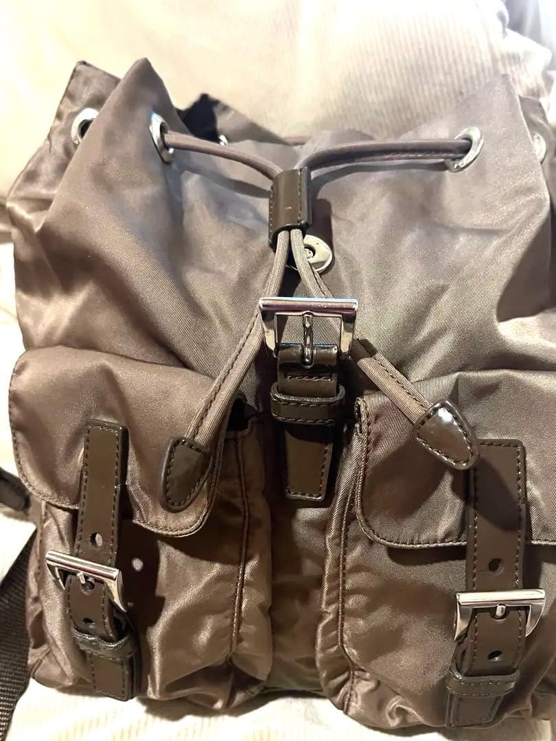 プラダ　バックパック　合わせやすい落ち着いた濃いめのベージュ