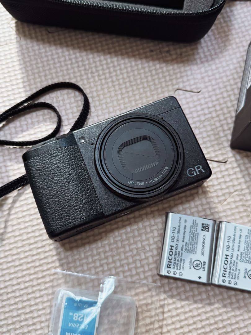 RICOH GR III コンパクトデジタルカメラ　フラッシュと多数おまけ