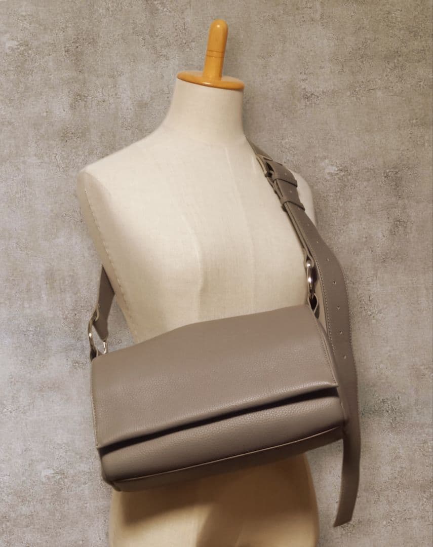 ビアズリー　ショルダーバッグ　レザーボディバッグ　グレイッシュベージュ