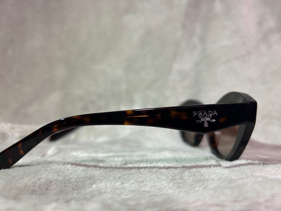 マホガニーブランウンレンズ　PRADA ロゴ入り　サングラス