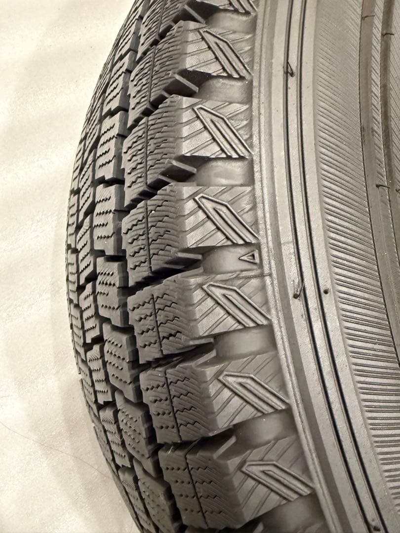 200系ハイエース用 国産 2024年製 スタッドレスタイヤ+SEIN SS