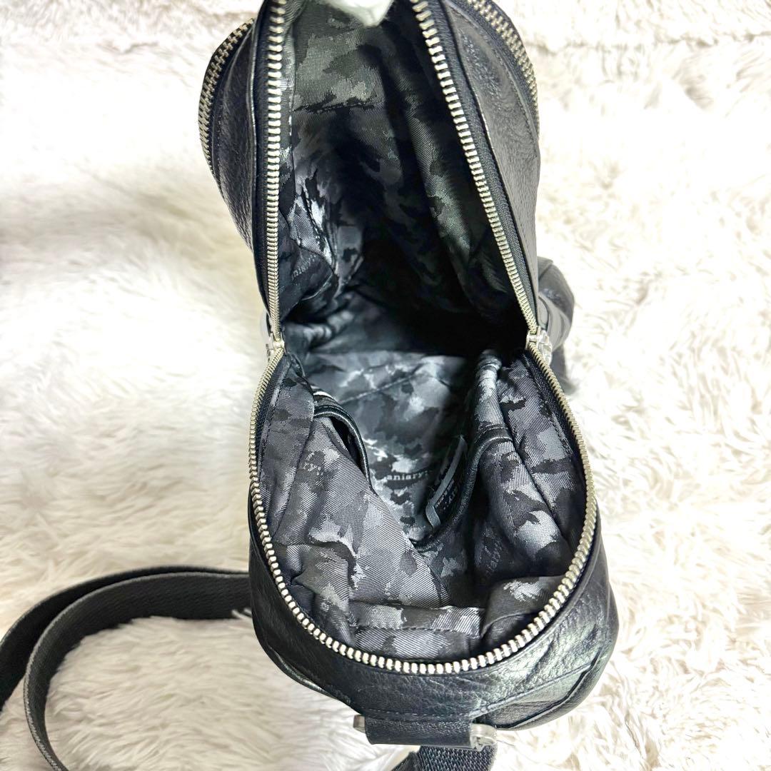 美品 アニアリ ダブルファスナー ボディバッグ 迷彩 レザー ブラック 黒