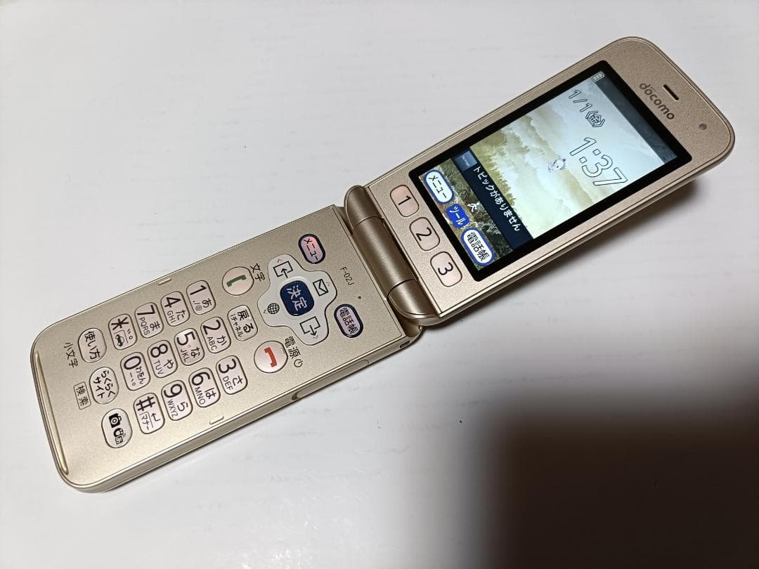☆ docomo らくらくホン F-02J ゴールド