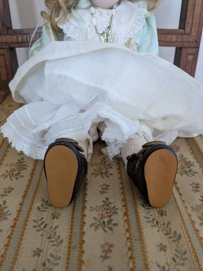 ブリュジュン　ビスクドール　リプロ　素晴らしいドレスとボネ