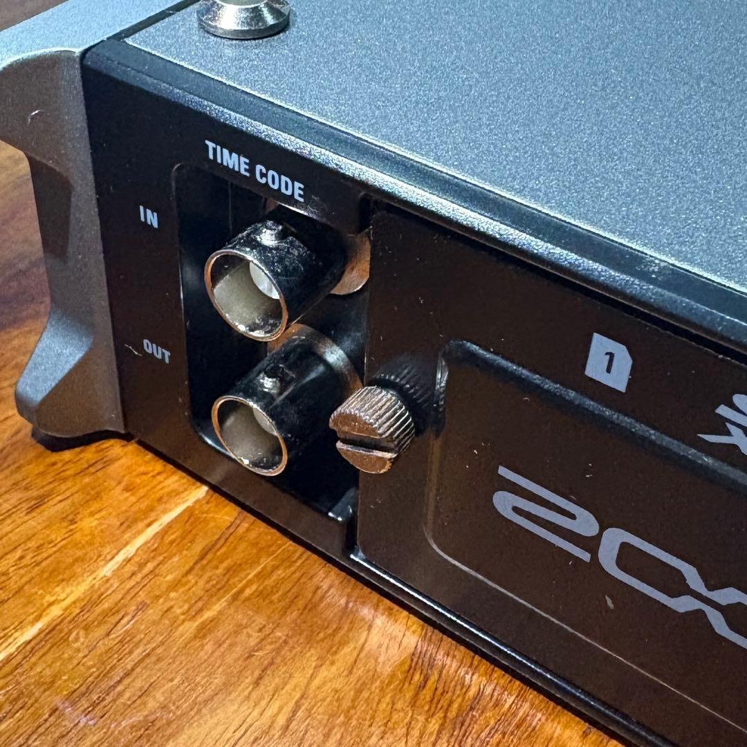 ZOOM F4（ズーム F4）　8トラック フィールドレコーダー