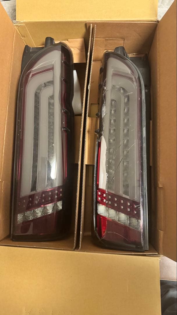 200系ハイエース VALENTI テールレンズ