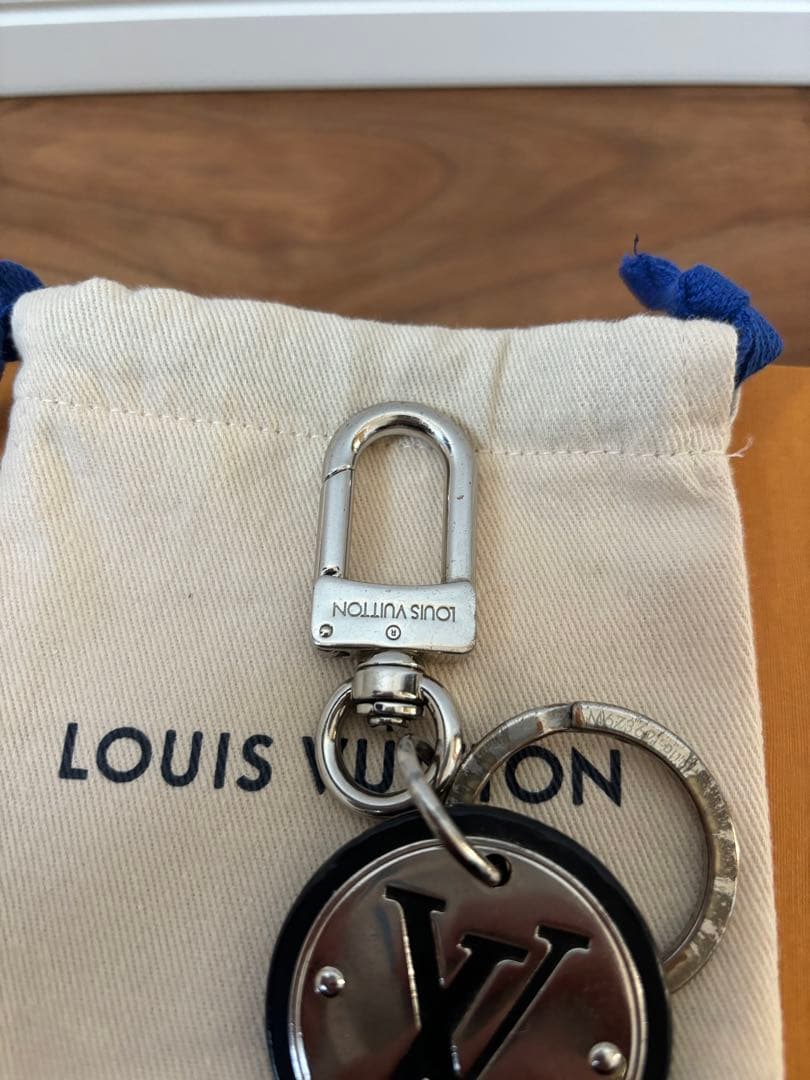 Louis Vuitton LVロゴ キーホルダー