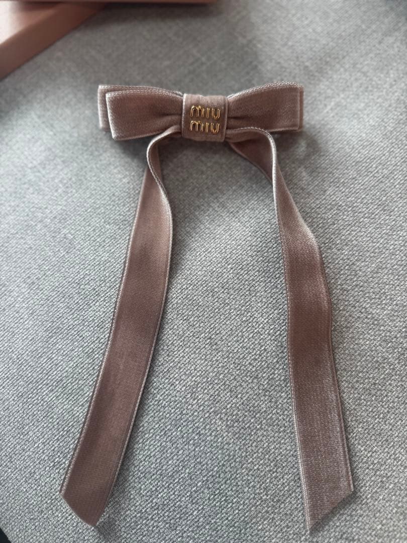 miumiu ベルベット ヘアクリップ