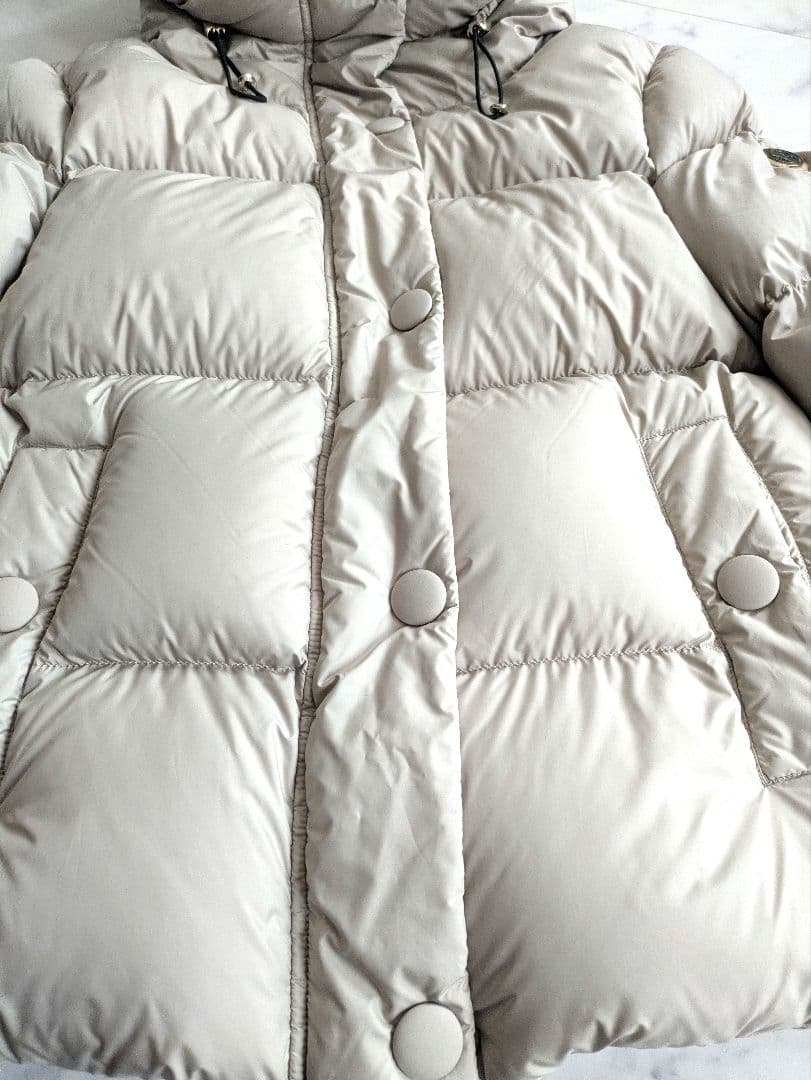 未使用品　ケープホーン　 ダウンジャケット　ベージュ　42　ESQUEL