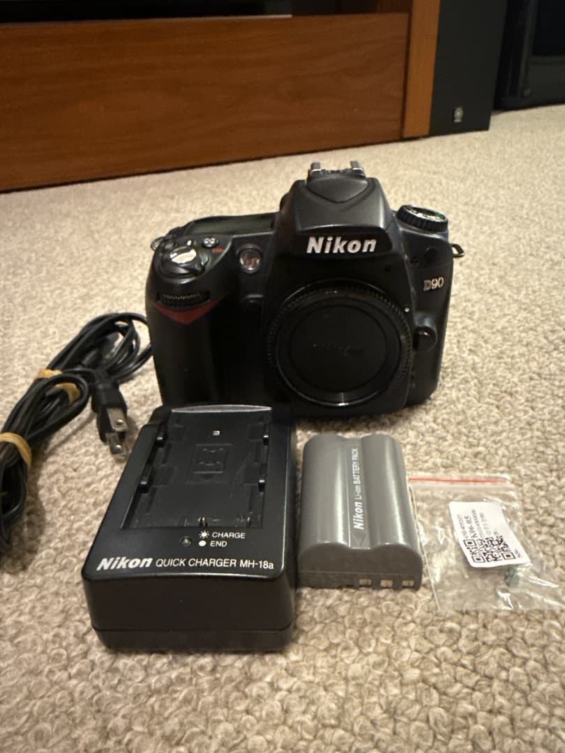 ニコン D90 ジャンク（シャッター固着）修理用パーツ付／バッテリー・充電器付き