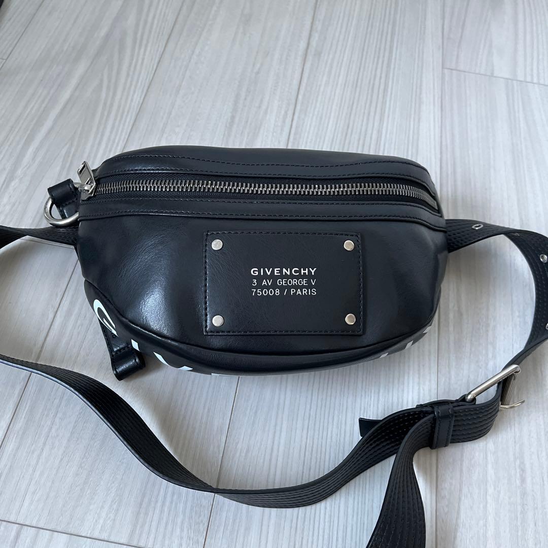 ジバンシィ カーフレザー ボディバッグ【美品】