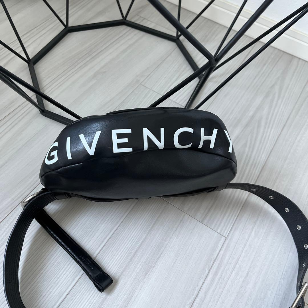 ジバンシィ カーフレザー ボディバッグ【美品】