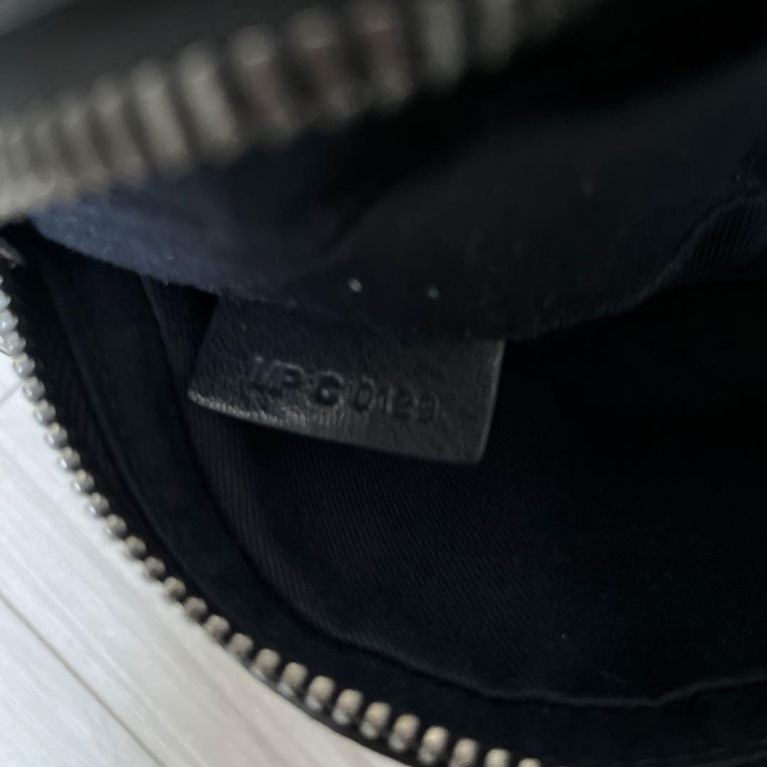 ジバンシィ カーフレザー ボディバッグ【美品】