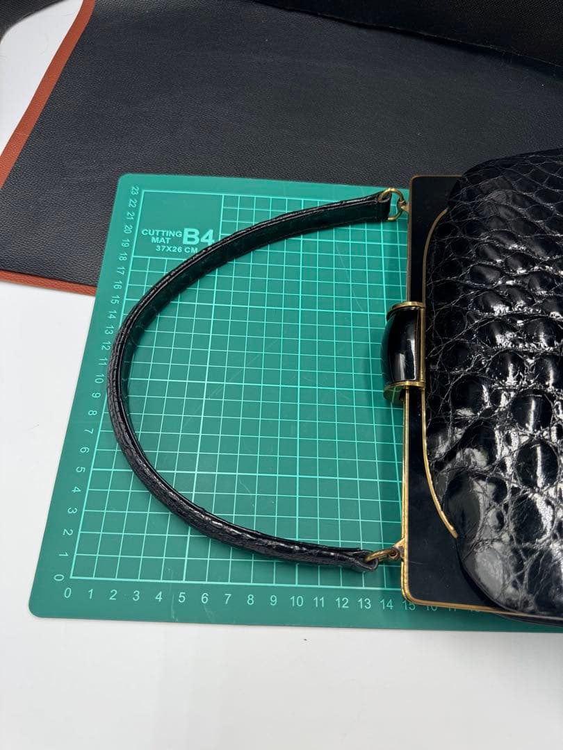 週末セール‼️フランス　アンティーク　総クロコダイル黒色バック。長期保存、現状