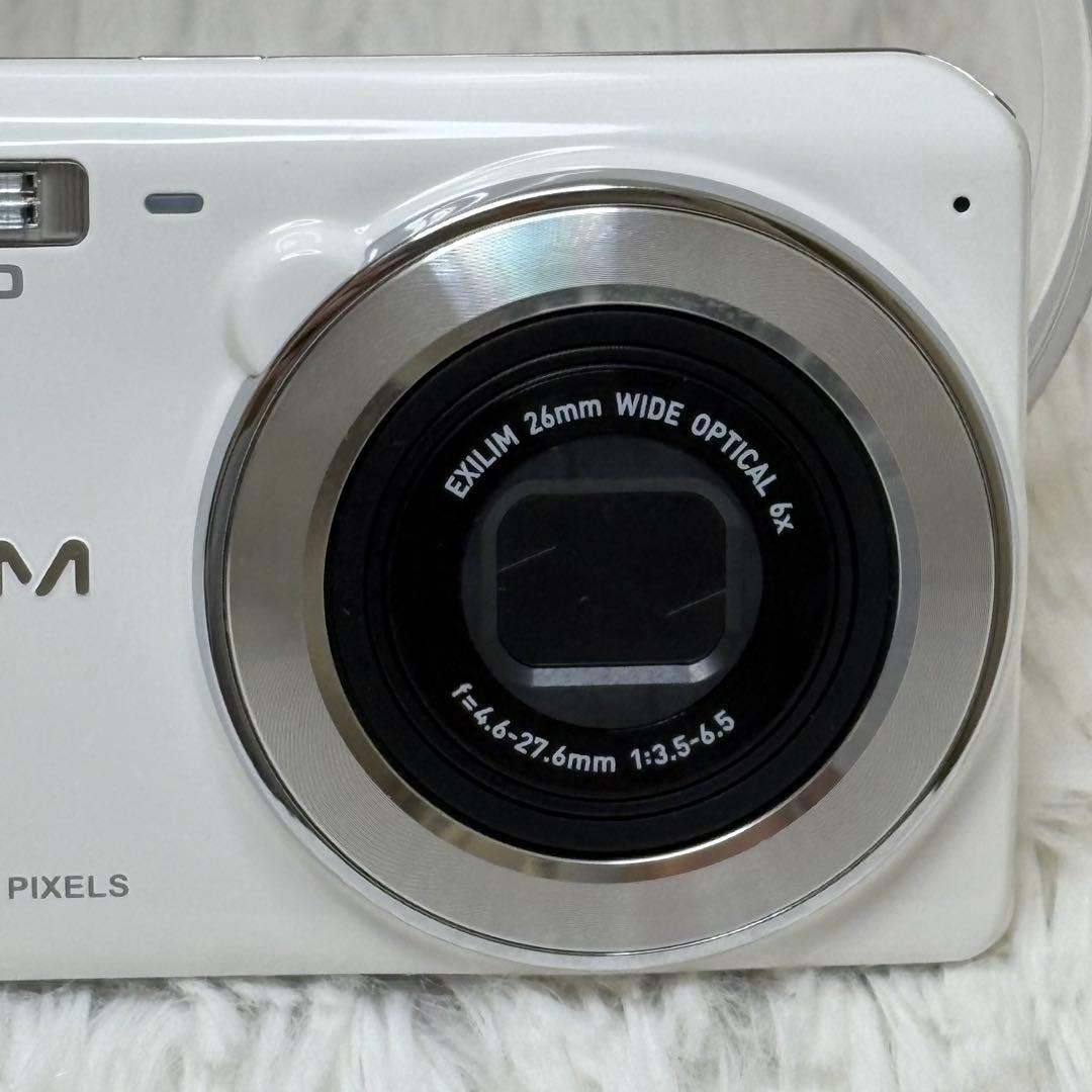 美品　CASIO カメラ　EX-Z770 充電器　ホワイト コンデジ　動作品