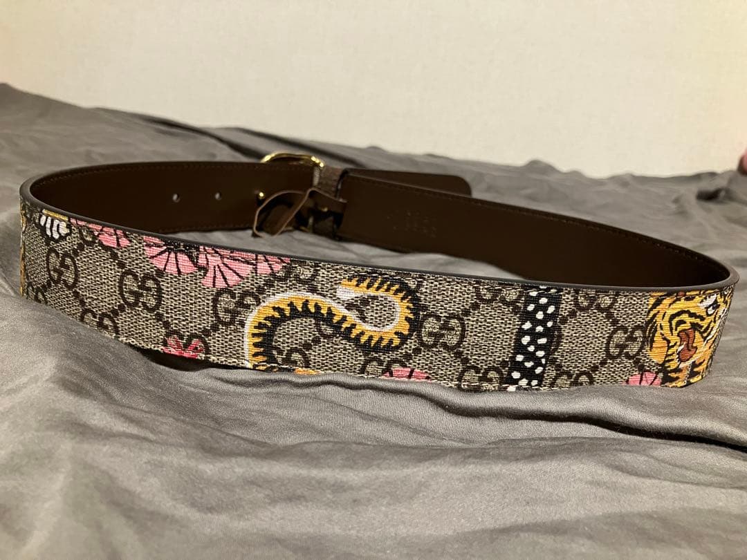 GUCCI トラと花のプリント ベルト
