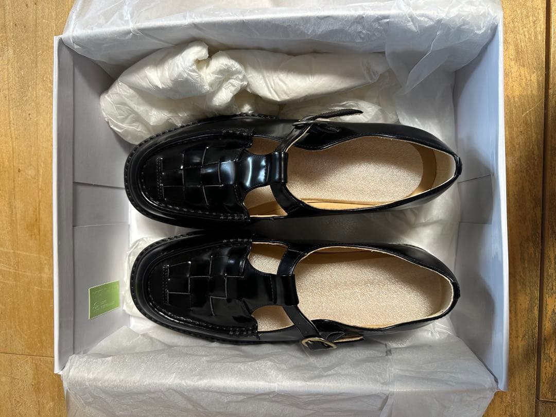 「つま先踊る、大人の相棒」こだわりソールのTストラップシューズ