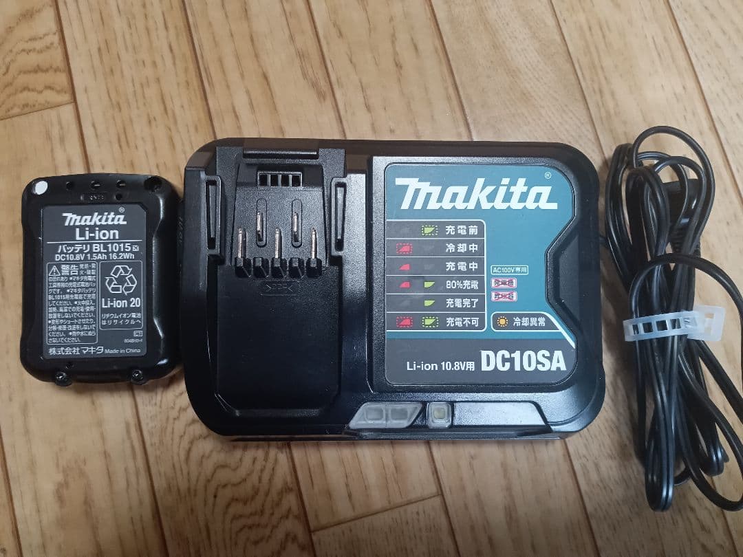 マキタ10.8V充電式クリーナーCL107FD　 バッテリー、充電器付