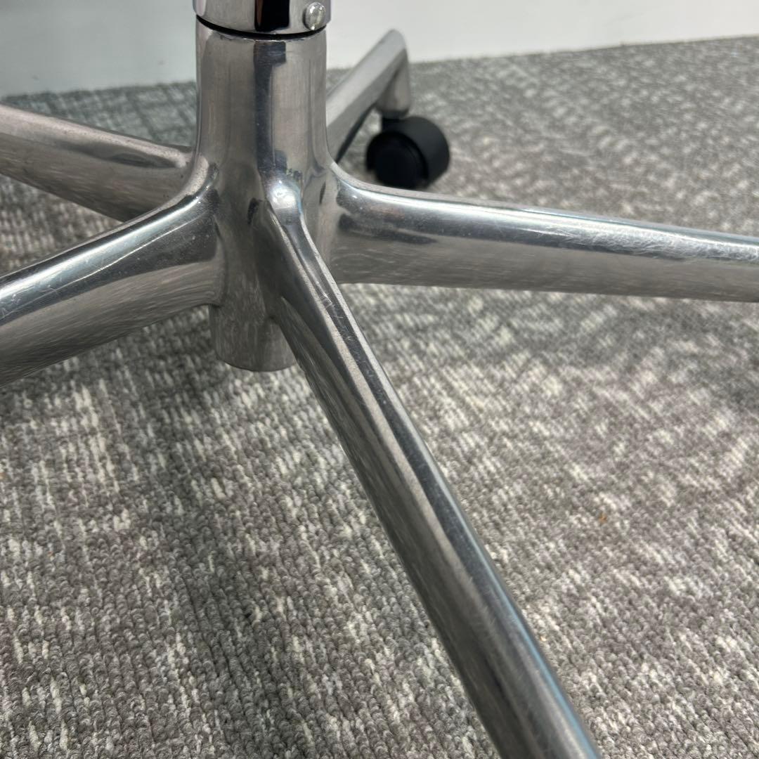 A. ハーマンミラー キャスターチェア アルミナムチェア 本革