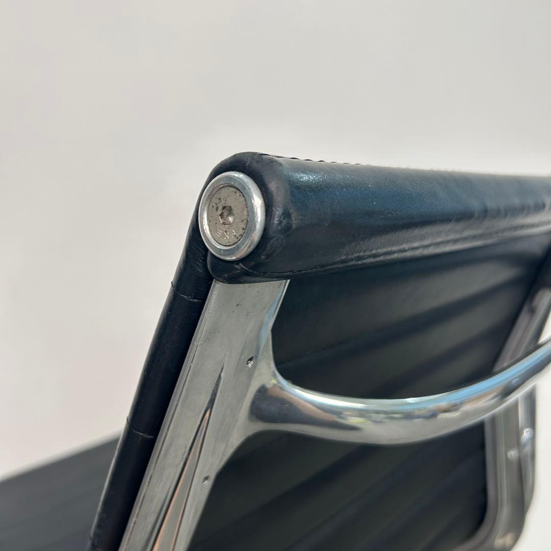 A. ハーマンミラー キャスターチェア アルミナムチェア 本革