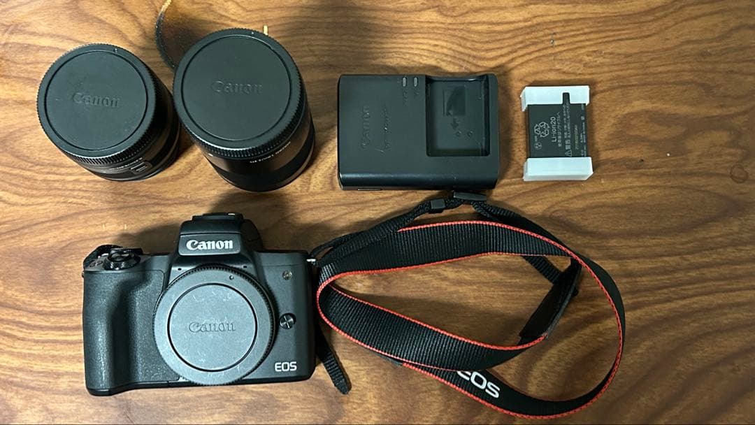 【美品】Canon EOS Kiss M ダブルズームキット SDカード付属