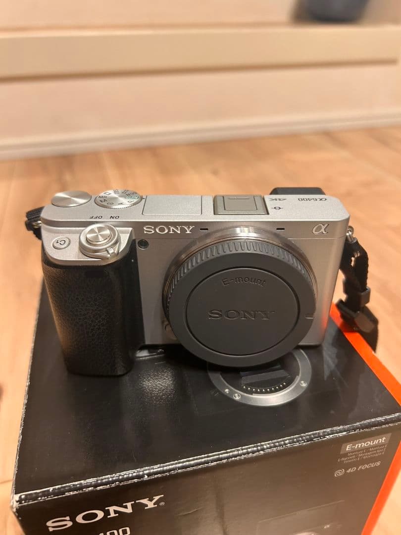 人気のシルバー色カメラ　SONY α6400 ミラーレス一眼カメラセット