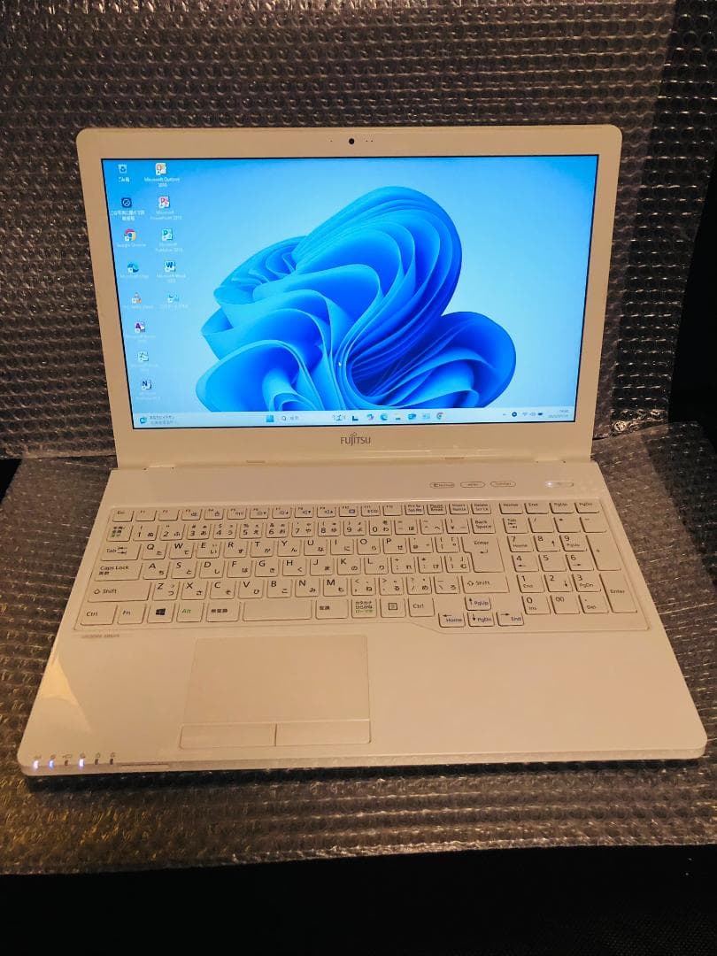 富士通　FMVA42XW・2016冬・8G／1TB・W11+Office