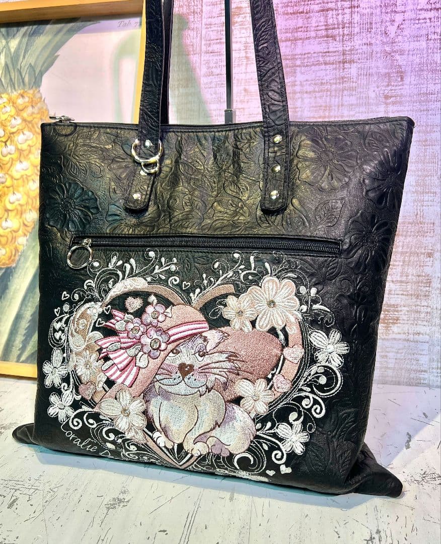 ロラライハリス♡フラワー型押し本革ブラック♡刺繍の肩掛けファスナー式バッグ♡